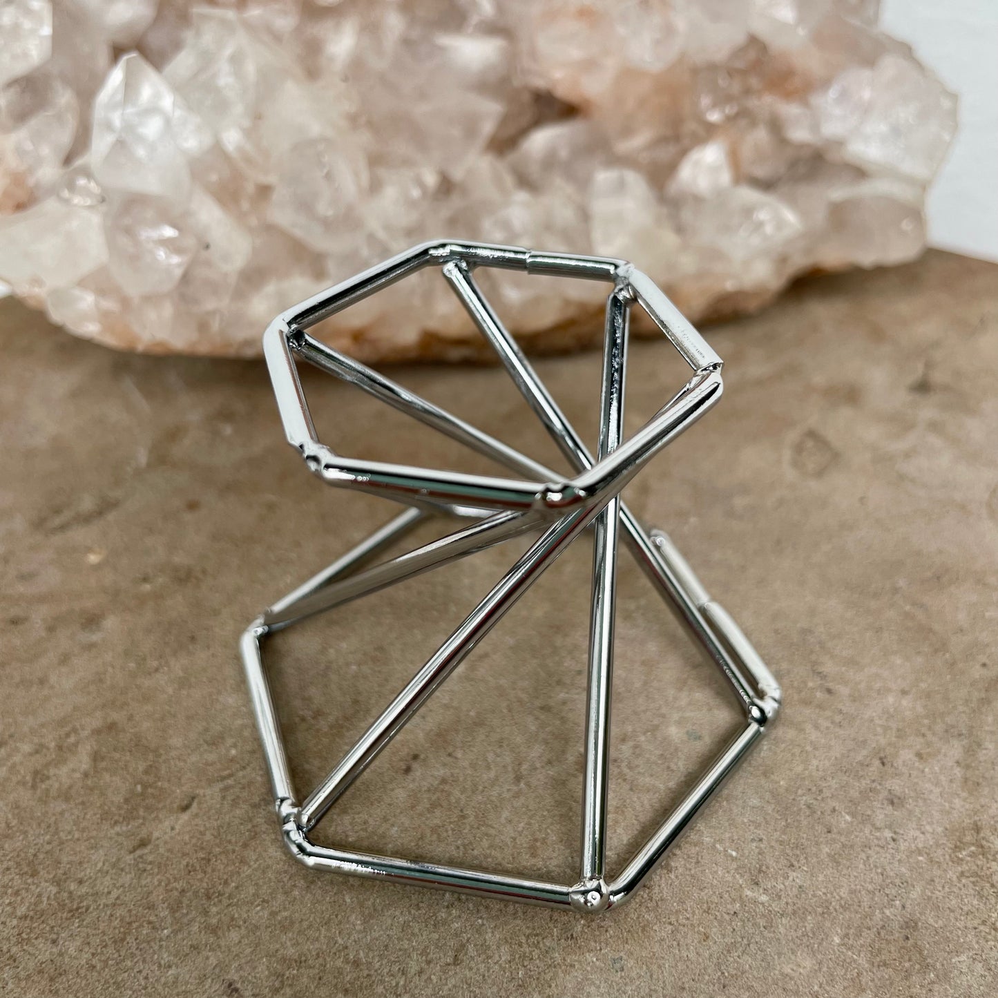 Geometric sphere stand - 3 colours available