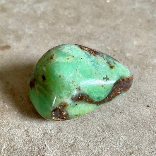 Chrysoprase palm stone 5.5CM