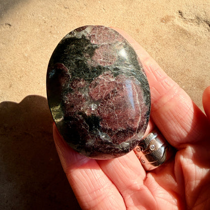 Garnet + Arfvedsonite Palm stone 5CM