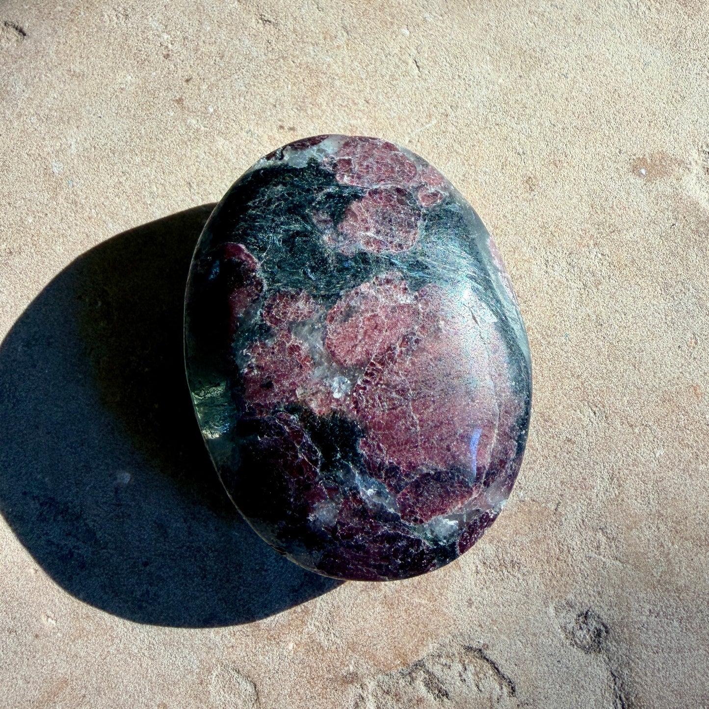 Garnet + Arfvedsonite Palm stone 5CM