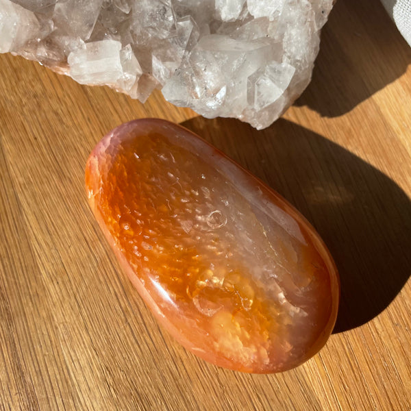 Carnelian Palm stone 9CM