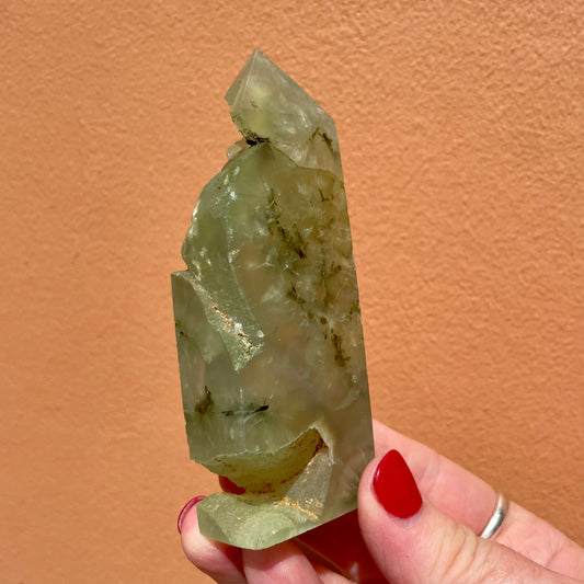 Prehnite tower 9.5cm