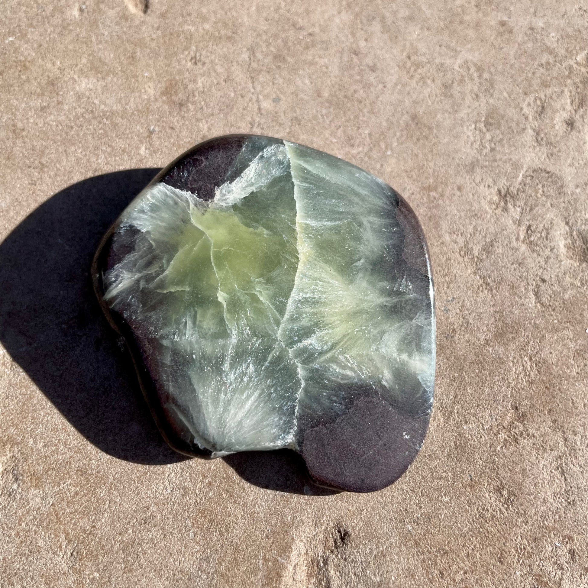 Prehnite palm stone 6CM