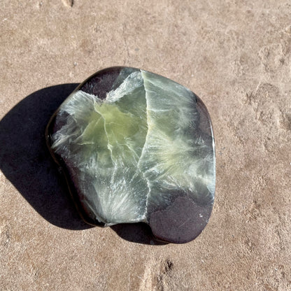 Prehnite palm stone 6CM