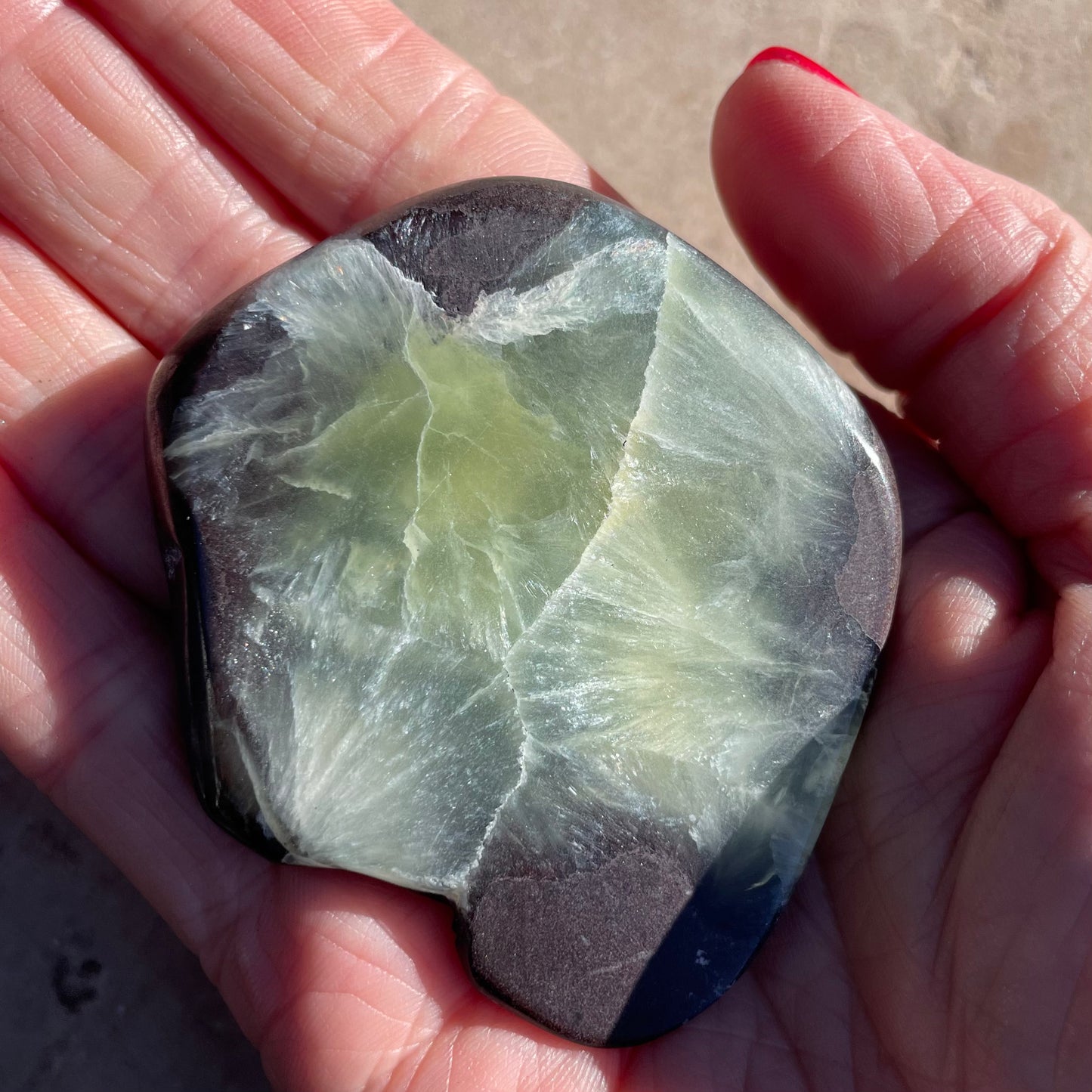 Prehnite palm stone 6CM
