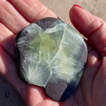 Prehnite palm stone 6CM