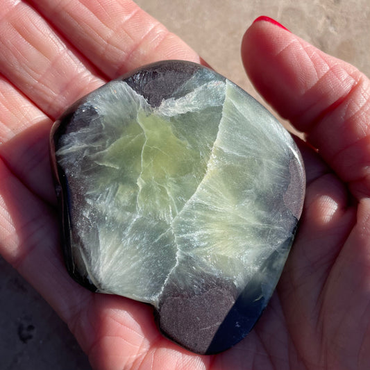 Prehnite palm stone 6CM