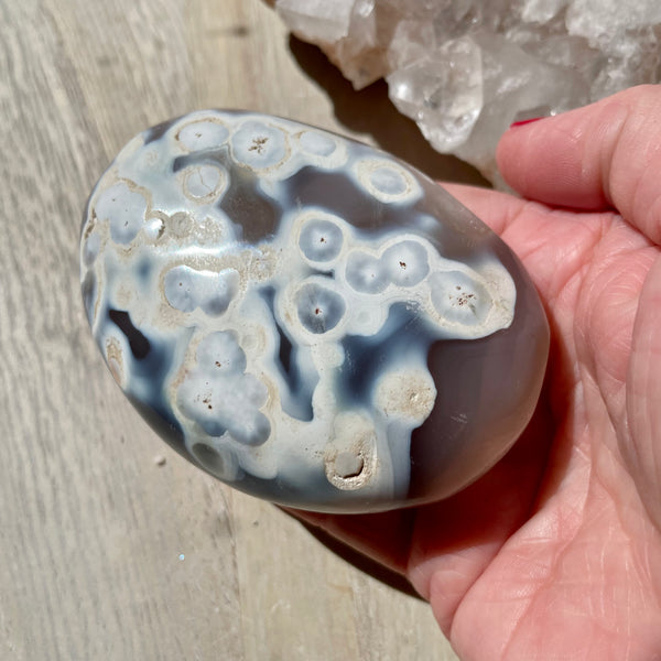 Orca Agate palm stone XL